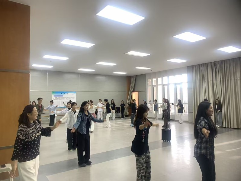 民族舞社团训练