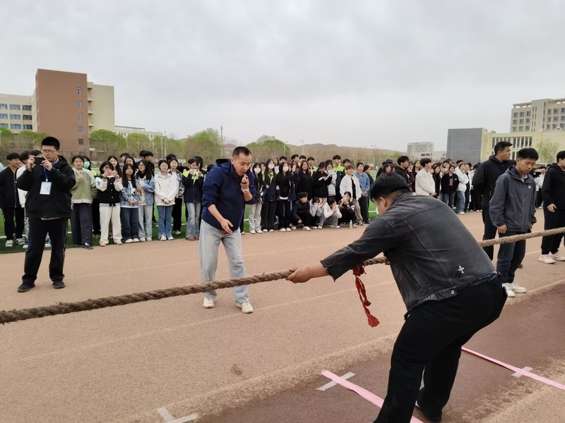 缤纷现代拔河活动